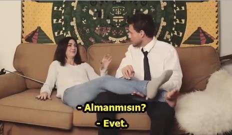 Zıt Renkli Kızlar Güneş Kremi Sürerken Lezbiyen Hislerine Yenik Düştü