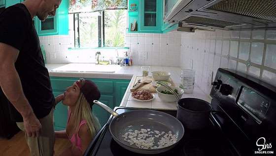 Sapkın Karı Koca Evlerine Aldıkları Genç Minyon Kızla Üçlü Seks Fantezisine Başladı