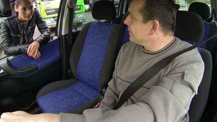 Liseli Genç Kızların Büyük Yarak Sevdiğini Bilen Adam Ufak Elleriyle Sikini Tutturdu